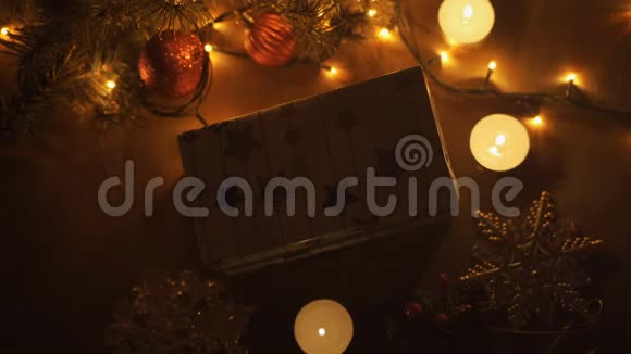 美丽的女孩打开圣诞礼物盒与奇迹灯视频的预览图