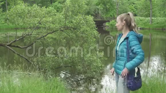 在湖岸公园里一个约会的男人在夏天给女人一朵钟花视频的预览图