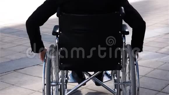 坐轮椅的残疾人靠近现代商务中心视频的预览图