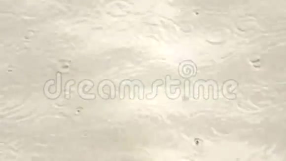 下大雨雨水落在水位上形成许多水滴圈小浪掠过水面在许多阴影中视频的预览图