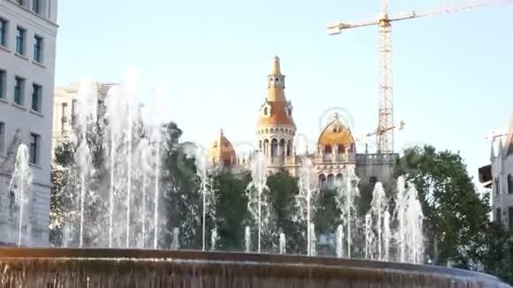 一个欧洲教堂和喷泉的展示场视频的预览图