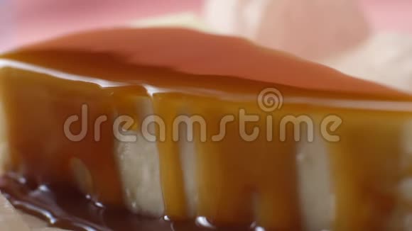 美味的自制奶酪蛋糕上面是焦糖在粉红色背景框架特写视频的预览图