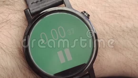 人类在智能手表上打开秒表视频的预览图