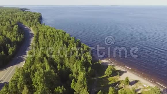 高速公路和森林湖上方的空中飞行风景视频的预览图