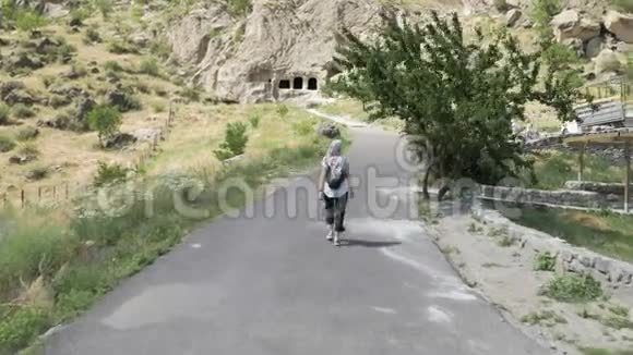 年轻女孩走在瓦迪西亚乔治亚洞穴修道院视频的预览图
