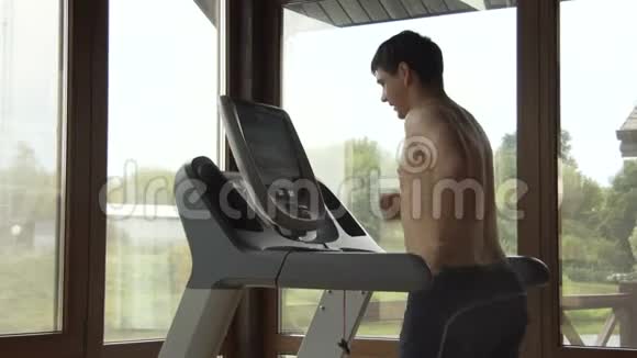 年轻人在健身房慢跑视频的预览图