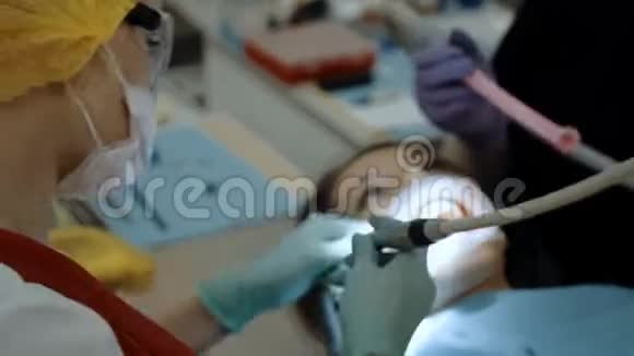 与病人一起工作的牙医视频的预览图