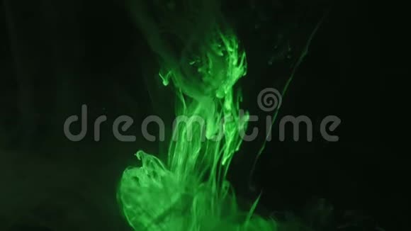 油漆刷放在水里艺术家画了画用浸在液体中的丙烯酸绿色墨水刷真正的云视频的预览图