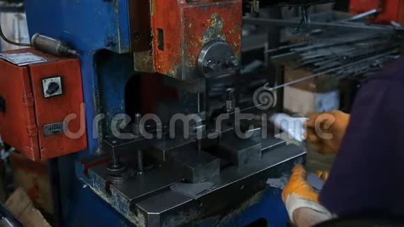 工厂工人用机器钻金属零件视频的预览图