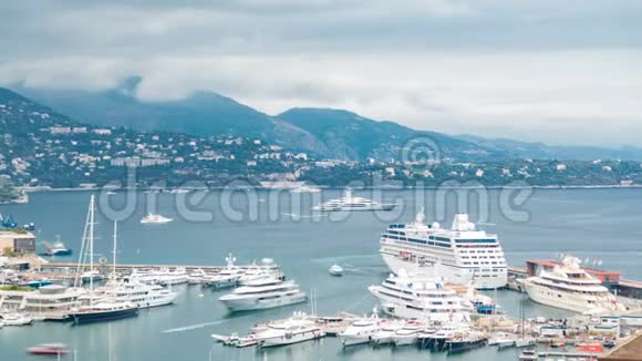 蒙特卡洛城市空中全景时间推移在摩纳哥港口的豪华游艇和公寓科特德阿祖尔视频的预览图