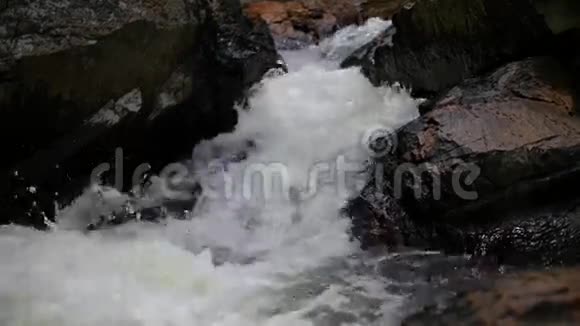 山河流过岩石视频的预览图