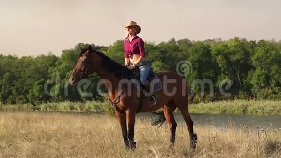 坐在马背上摆姿势拍照的女孩视频的预览图