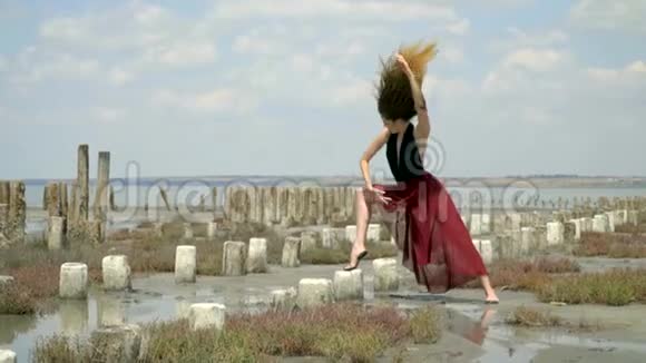 在河口被毁的盐池中的自由女孩视频的预览图