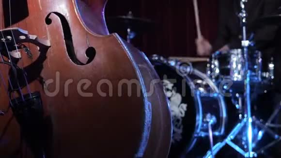 鼓包和长臂爵士乐器音乐家在舞台上演奏击鼓艺术家们玩木头视频的预览图