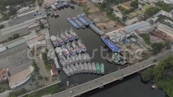 亚洲4k无人驾驶飞机在河上停泊的渔船视频的预览图