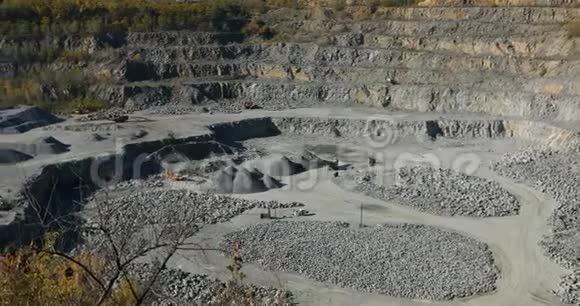 大型露天铁矿石采石场一个大型采石场的全景图采石场内的设备露天开采过程采石场视频的预览图