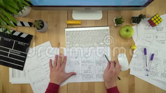 人类在餐桌上工作创造视频故事板平躺视频的预览图