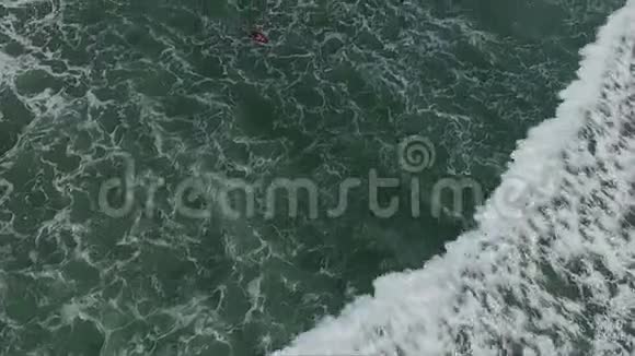 海洋绿色表面的俯视图冲浪者乘坐小浪和大浪视频的预览图