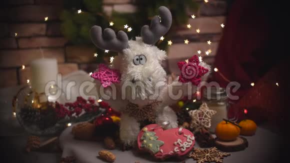 圣诞节和新年装饰背景圆形的面包圈肉桂饼干锥坚果和蜡烛在杯中视频的预览图