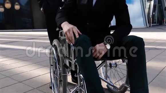 商务主管解雇坐在轮椅上的残疾雇员视频的预览图