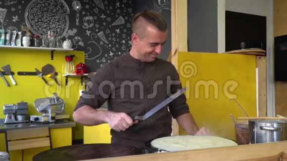 跳舞的厨师正在咖啡馆里煮薄的大煎饼咖啡快餐内部黄色的进程视频的预览图