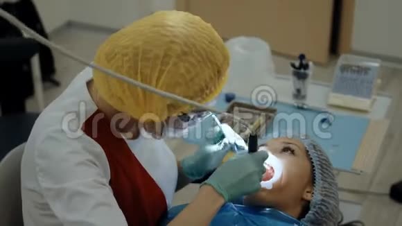 与病人一起工作的牙医视频的预览图