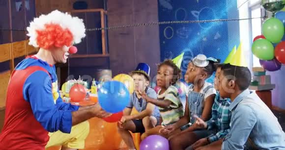 小丑在生日派对4k期间和孩子们玩视频的预览图