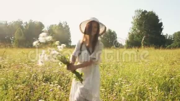 戴草帽的快乐女人草地上有鲜花视频的预览图