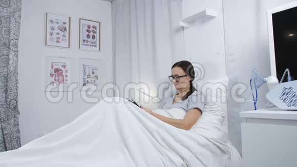 病人躺在医院病房的床上使用药片视频的预览图