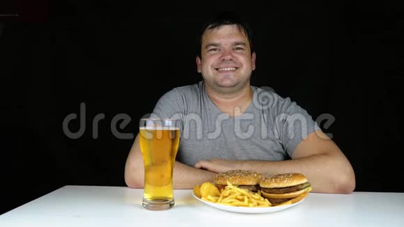 胖子吃快餐的饮食失败快乐的微笑超重的人通过吃食物来破坏健康的食物视频的预览图