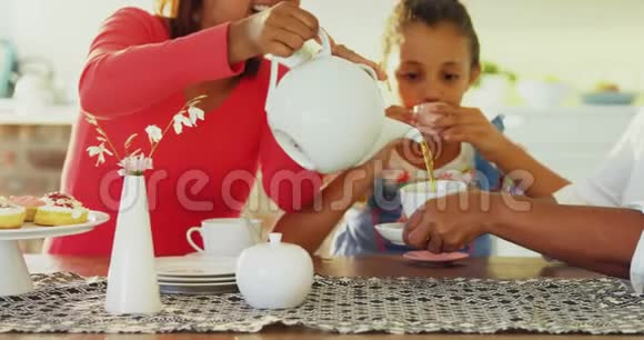 在餐桌上喝茶的多代家庭幸福视频的预览图