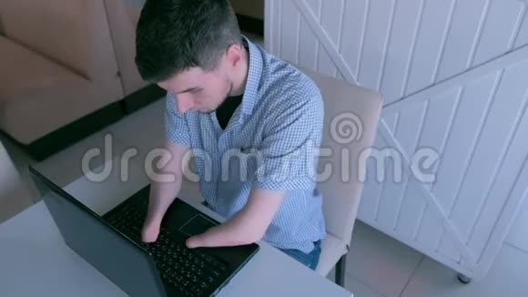 在咖啡馆里被截肢的残疾人用笔记本电脑工作视频的预览图