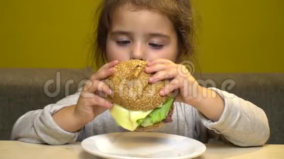 年轻胖女孩吃汉堡特写慢动作视频的预览图