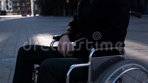 坐在轮椅上的悲伤残疾商人将头转向室外摄像机的肖像视频的预览图