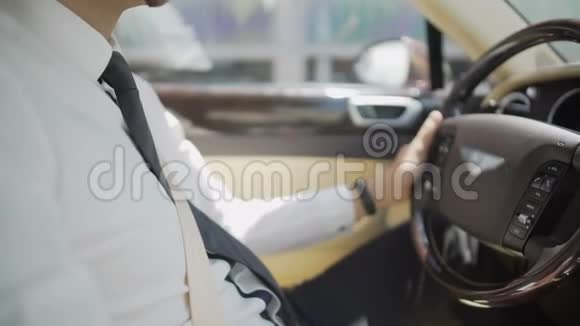 商务西装私人司机驾驶豪华轿车服务昂贵视频的预览图