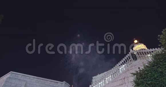 以色列拿撒勒2018年12月24日圣诞前夜在城市上空燃放烟花视频的预览图