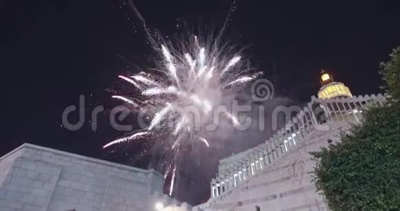 以色列拿撒勒2018年12月24日圣诞前夜在城市上空燃放烟花视频的预览图