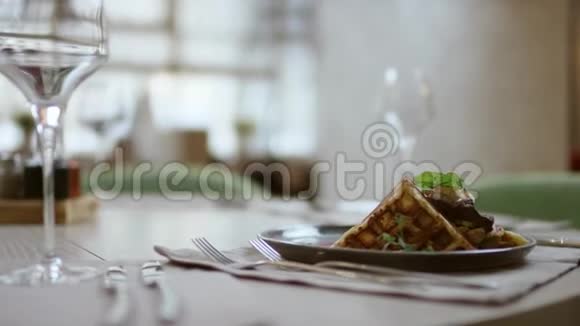 服务员在咖啡馆里端桌餐厅的录像服务员把刀对准桌子表11视频的预览图