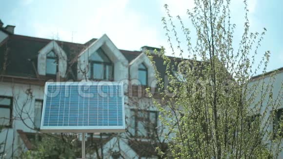 住宅前的城市太阳能电池板视频的预览图
