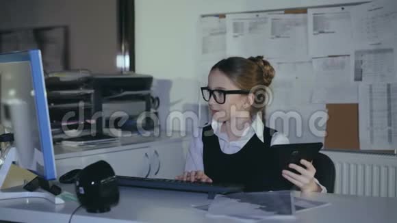 聪明漂亮的学生在办公室工作与个人电脑4K视频的预览图