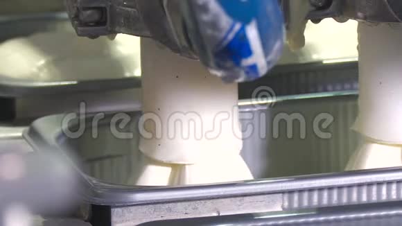 冰淇淋填充大塑料容器视频的预览图