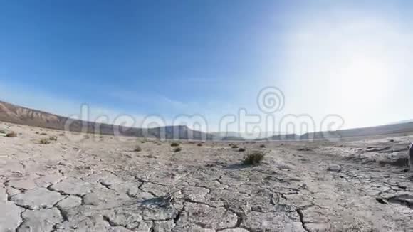 相机在沙漠上空飞行有稀疏的植被视频的预览图
