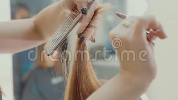 女理发师在美容院用理发剪剪发梢视频的预览图
