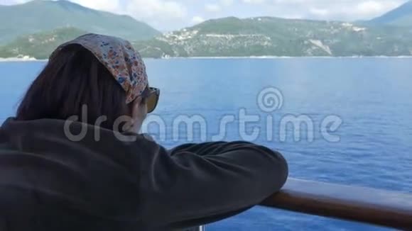 坐船看海岸线的女孩视频的预览图