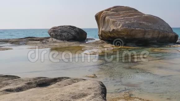 里海海滨石岩追踪射击4K视频的预览图