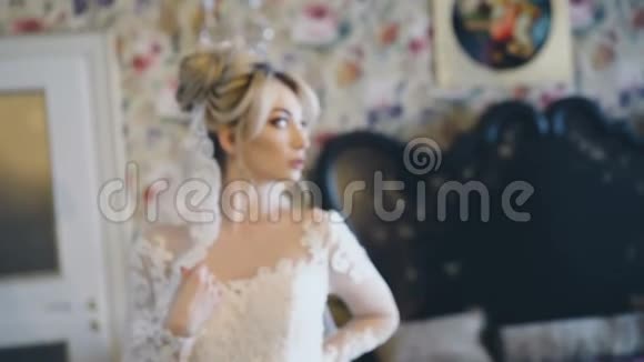 漂亮的新娘在卧室摆姿势拍照4K视频的预览图