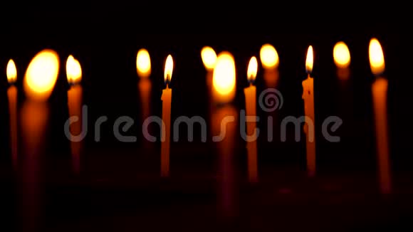 蜡烛在太阳穴燃烧视频的预览图
