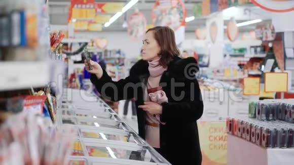 超市里的女人选择香料视频的预览图