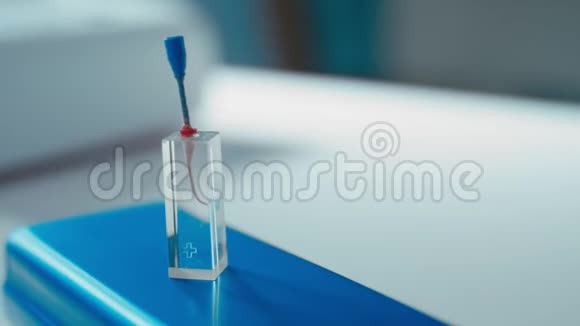 在实验室清洗及清洗牙根罐后的牙齿样本视频的预览图