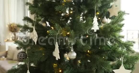 圣诞树和沙发靠近窗户视频的预览图